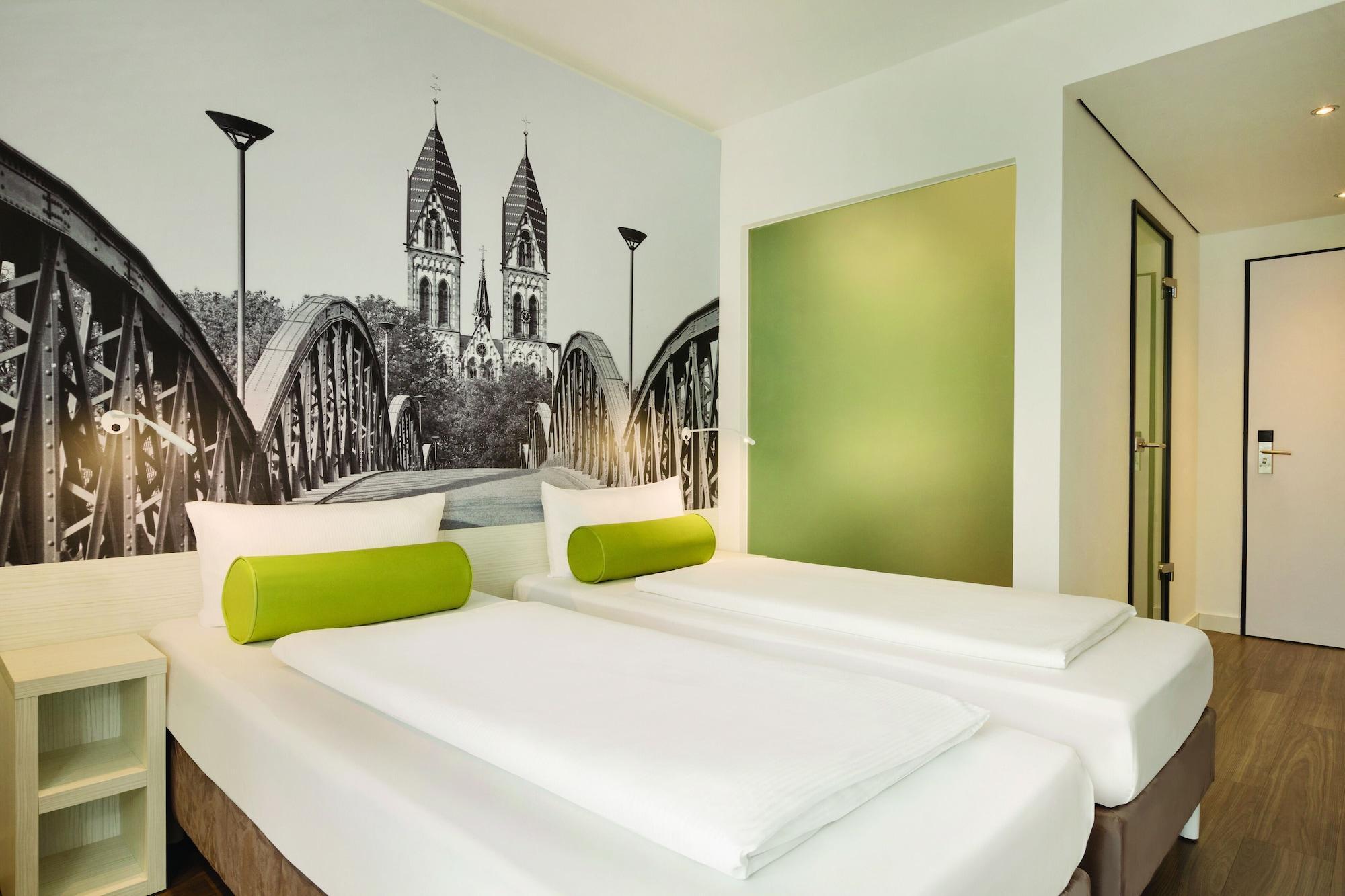 Super 8 By Wyndham Augsburg Hotell Exteriör bild